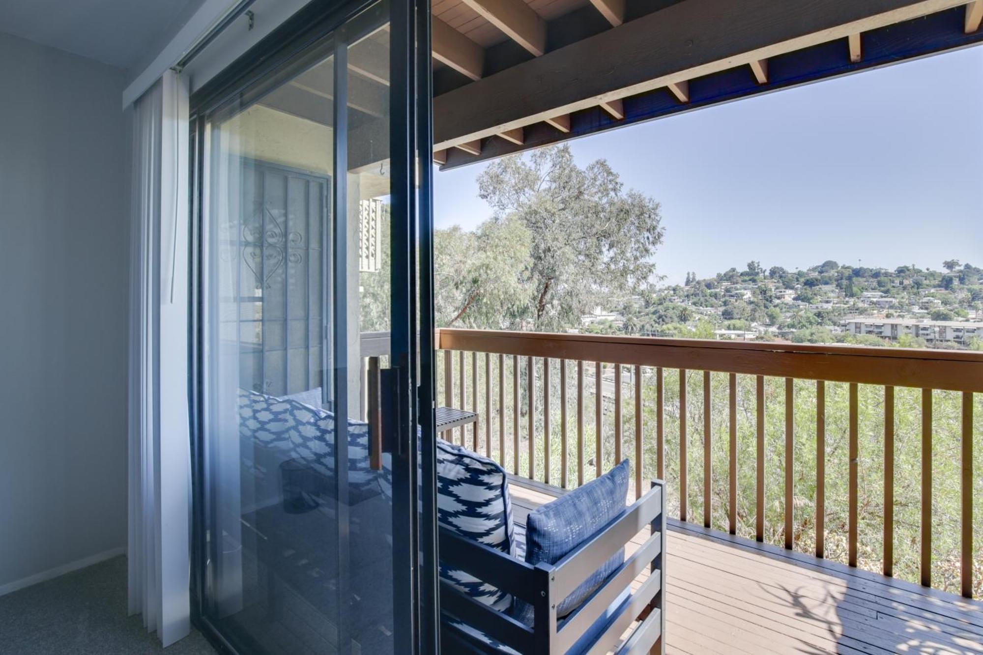 Pet-friendly Townhome 15 Mi To San Diego! Holiday home
